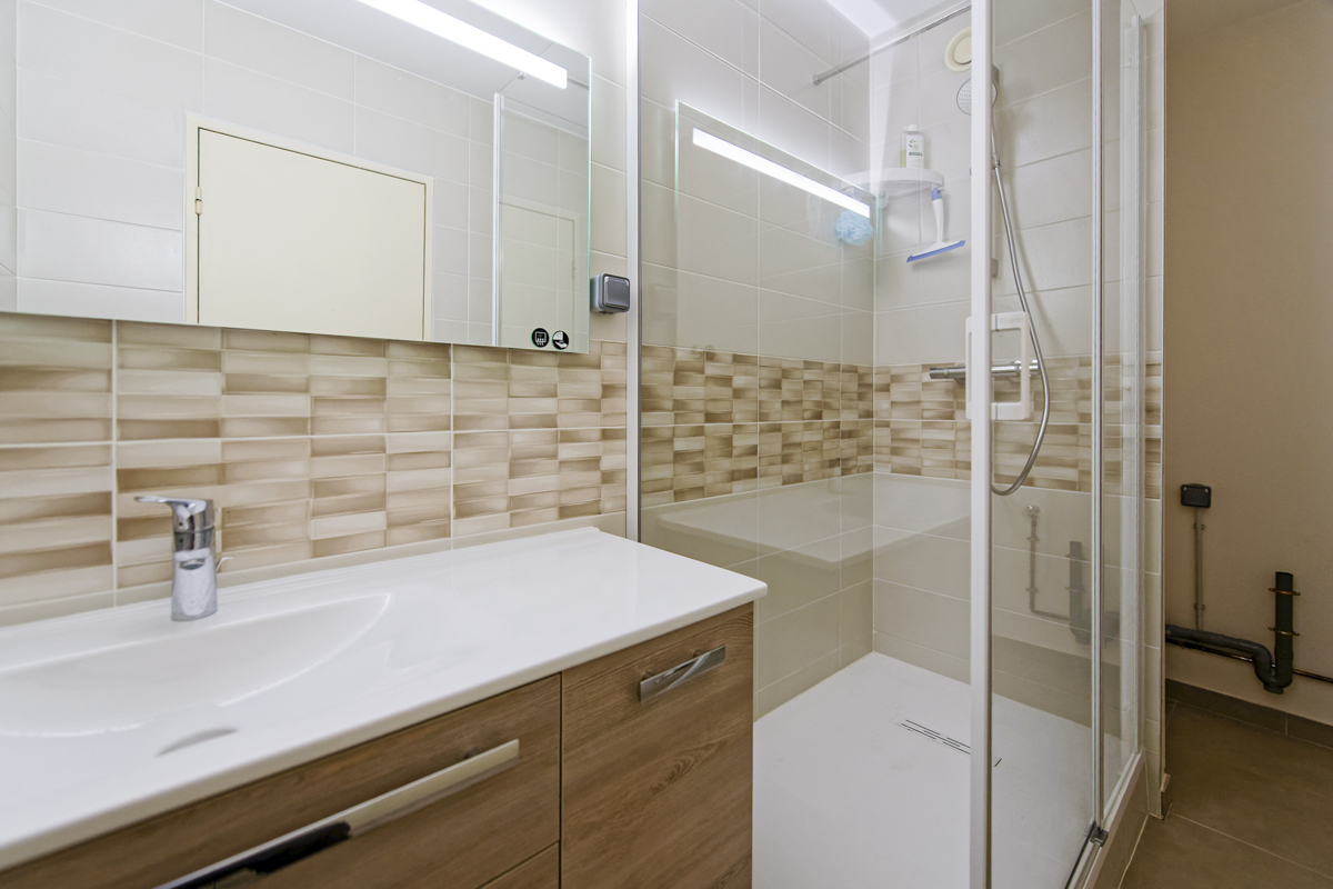 protégez votre projet de rénovation de salle de bain à paris 17 avec une assurance adaptée. conseils, devis et garanties pour rénover en toute sérénité.