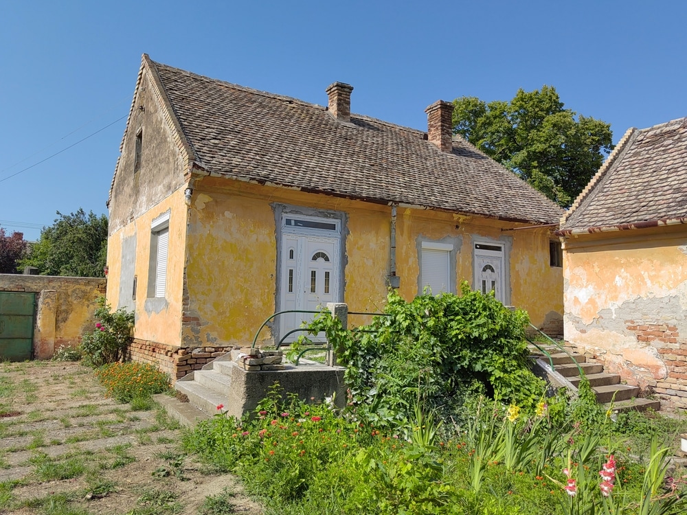 découvrez tout ce qu'il faut savoir sur le coût de rénovation d'une ferme : prix moyens, conseils pour estimer votre budget, facteurs influençant le tarif et astuces pour une rénovation réussie.