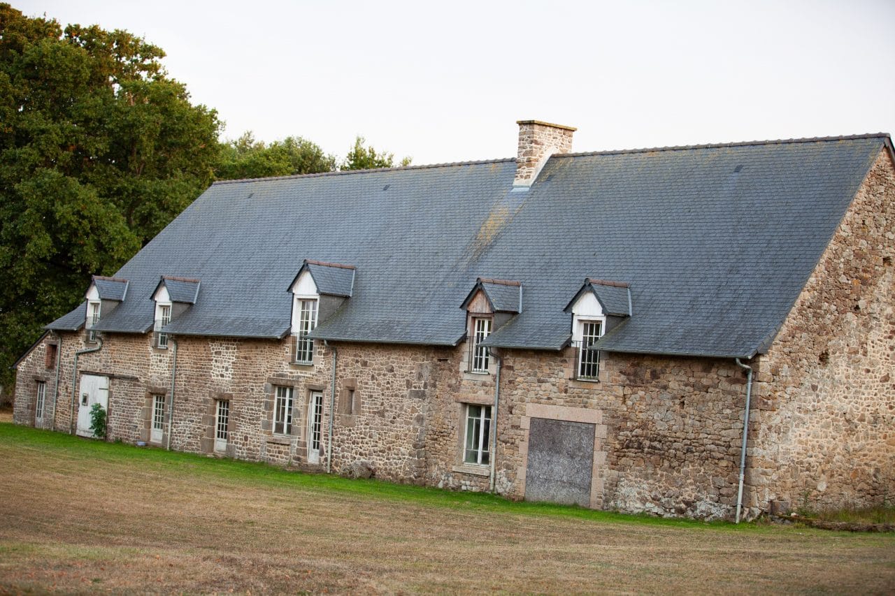découvrez tout ce qu'il faut savoir sur le coût de la rénovation d'une ferme : estimation des travaux, facteurs influents, conseils pour maîtriser votre budget et exemples de prix pour transformer une ferme en habitation confortable.