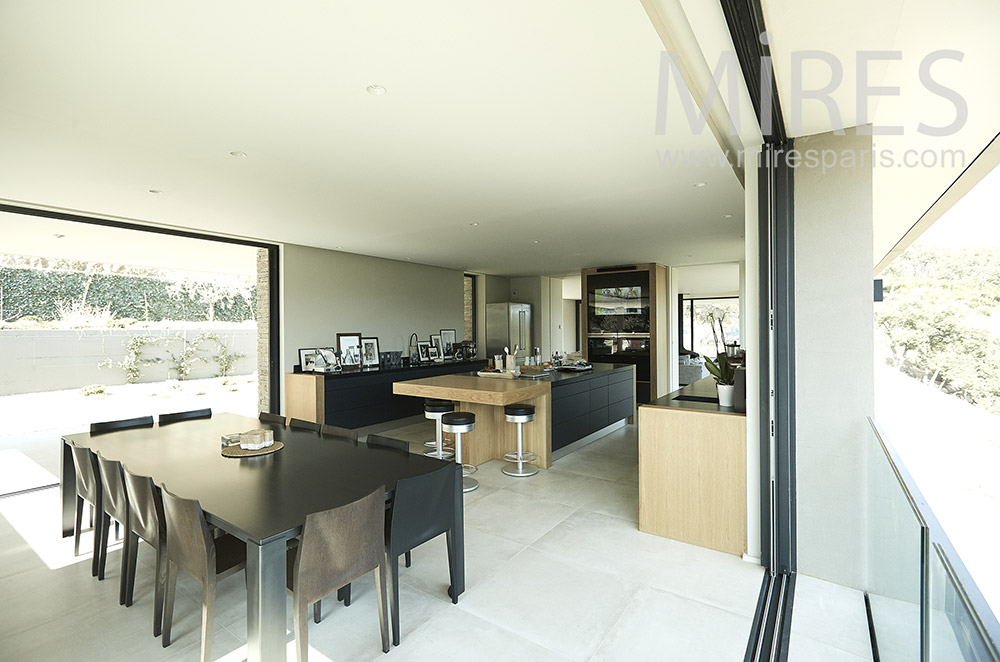 découvrez une cuisine moderne et élégante au cœur du 5e arrondissement de paris. ambiance design, équipements high-tech et inspirations contemporaines pour transformer votre espace culinaire à paris 75005.