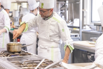 découvrez votre cuisiniste à clamart : conception sur mesure, aménagement, rénovation et conseils personnalisés pour créer la cuisine de vos rêves. devis gratuit !