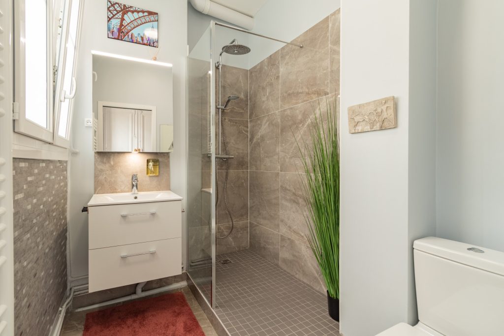 obtenez rapidement un devis personnalisé pour la rénovation de votre salle de bain à paris. travaux sur mesure, artisans qualifiés et prix compétitifs pour transformer votre espace.
