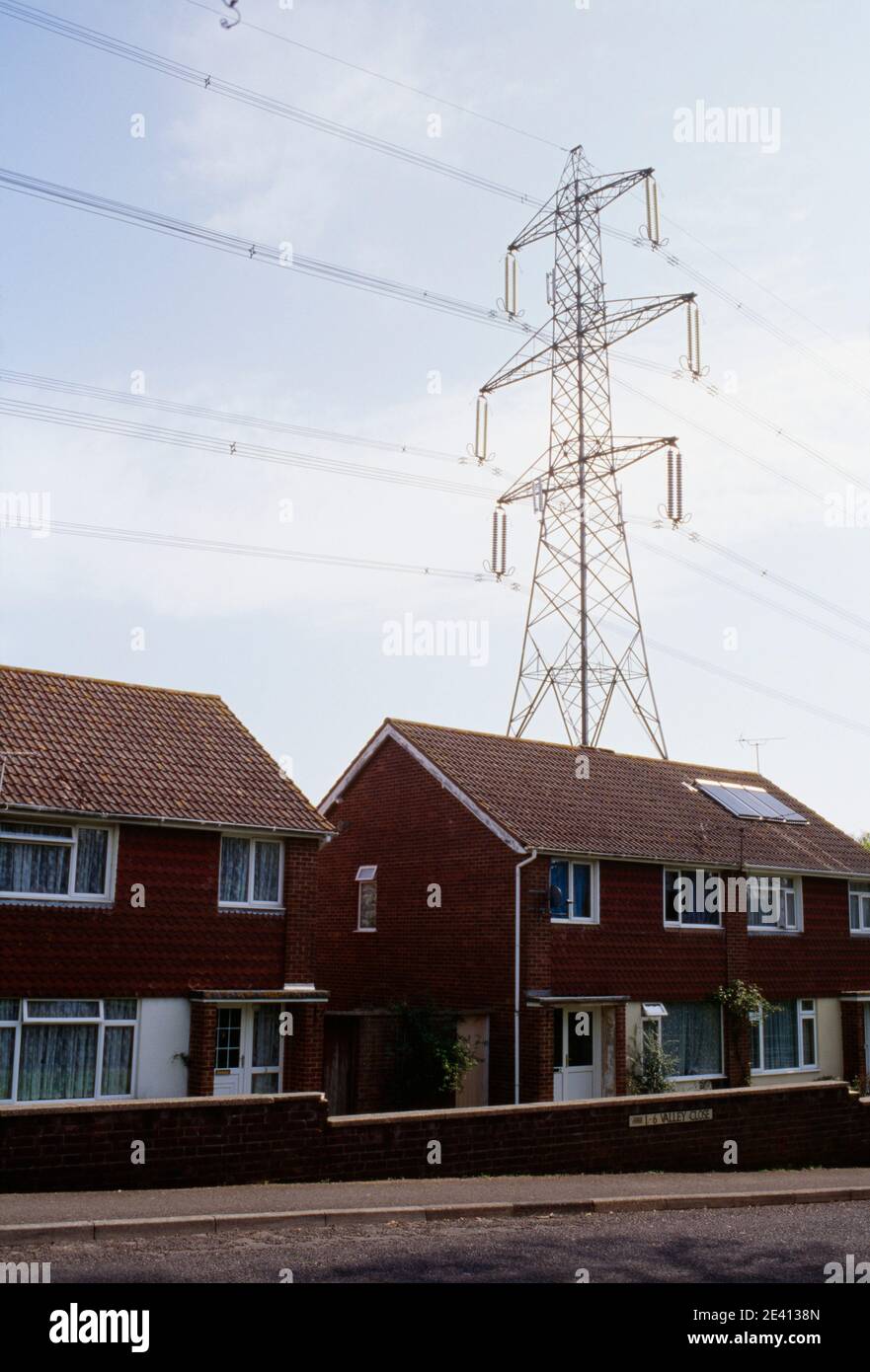 découvrez tout ce qu'il faut savoir sur l'électricité dans une maison des années 1960 : installations, sécurité, mise aux normes et conseils pour rénover votre système électrique efficacement.