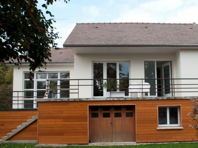 découvrez tout ce qu'il faut savoir sur l'électricité dans une maison des années 1960 : normes, sécurité, rénovation et conseils pour moderniser votre installation électrique.