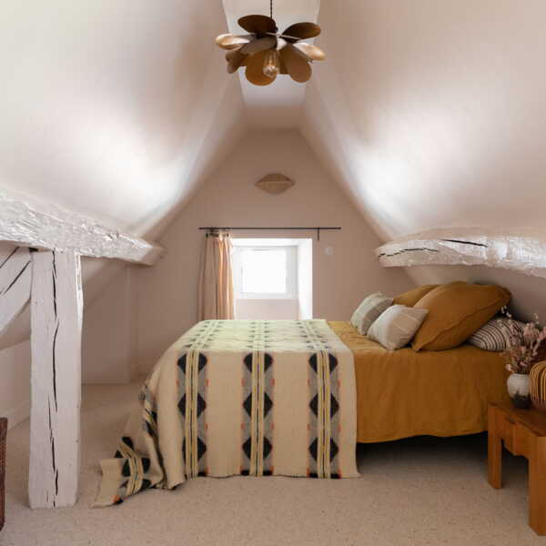 transformez votre grenier en une chambre cosy et chaleureuse. découvrez des idées déco, des conseils d’aménagement et des astuces pour créer un espace cocooning unique sous les toits.