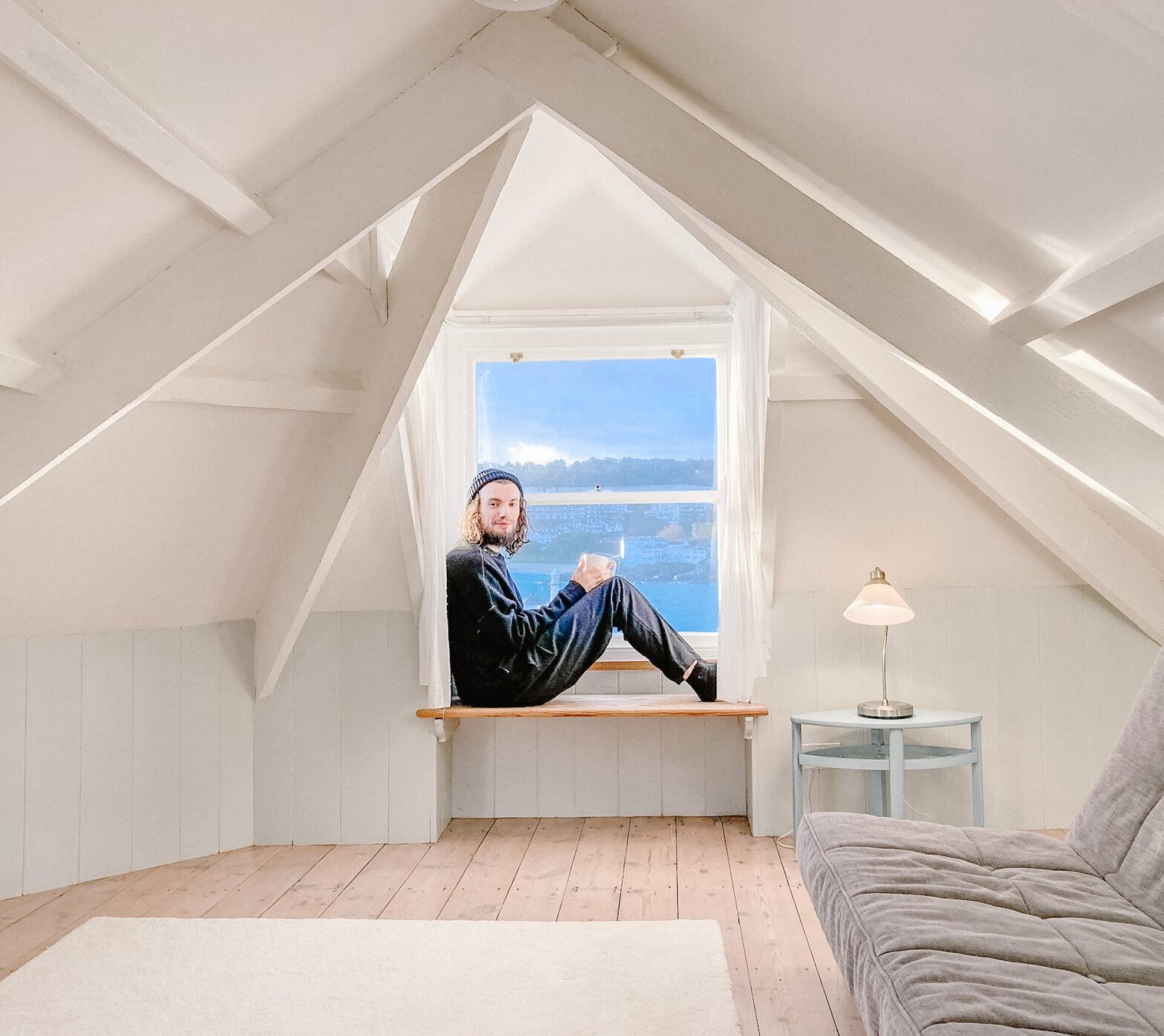 transformez votre grenier en une chambre cosy et chaleureuse grâce à nos idées d’aménagement, de décoration et d’optimisation de l’espace. inspirez-vous pour créer un cocon confortable sous les combles !