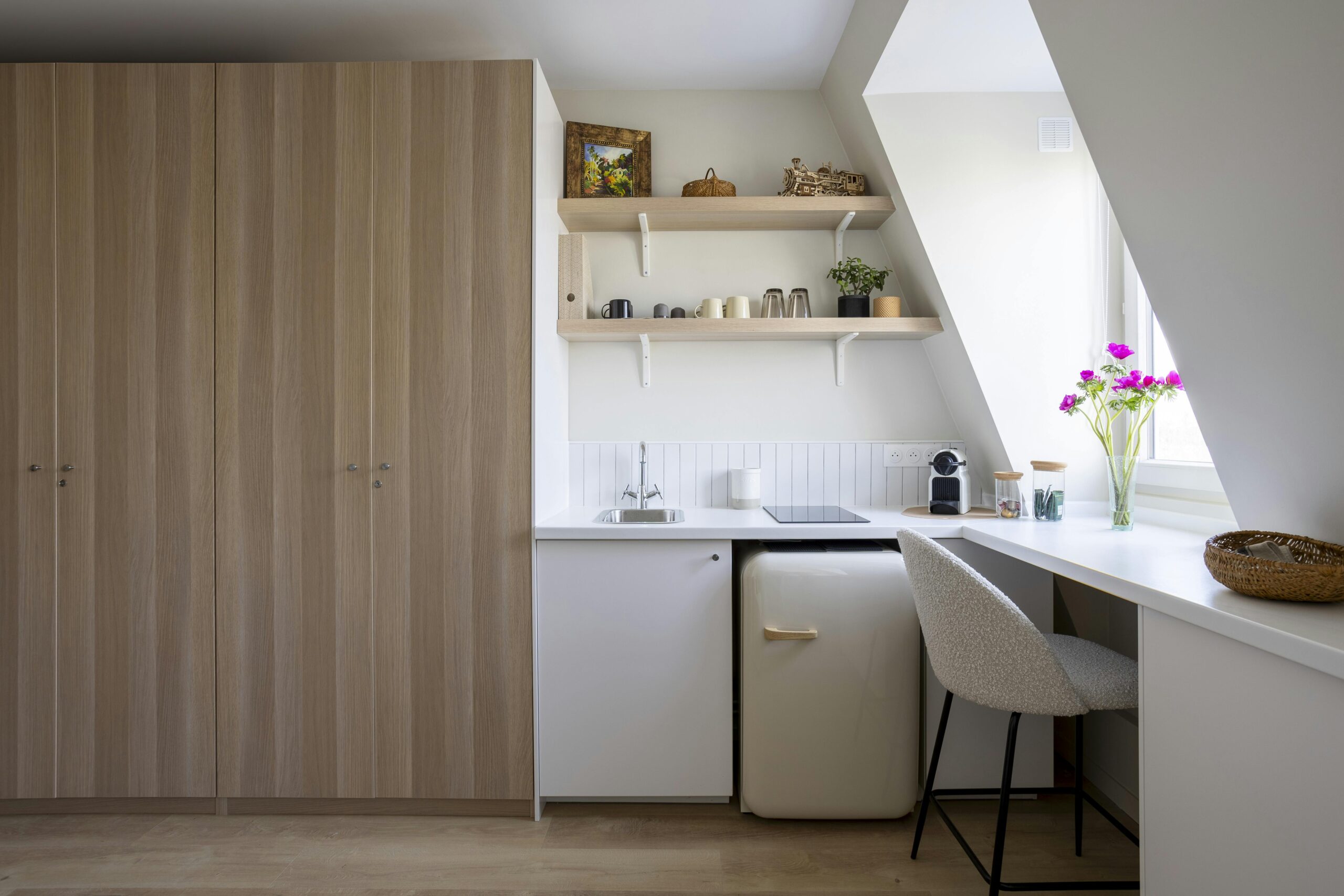 découvrez des conseils pratiques et des astuces ingénieuses pour optimiser l'espace d'un studio à paris et transformer votre petit logement en un lieu confortable, fonctionnel et stylé.