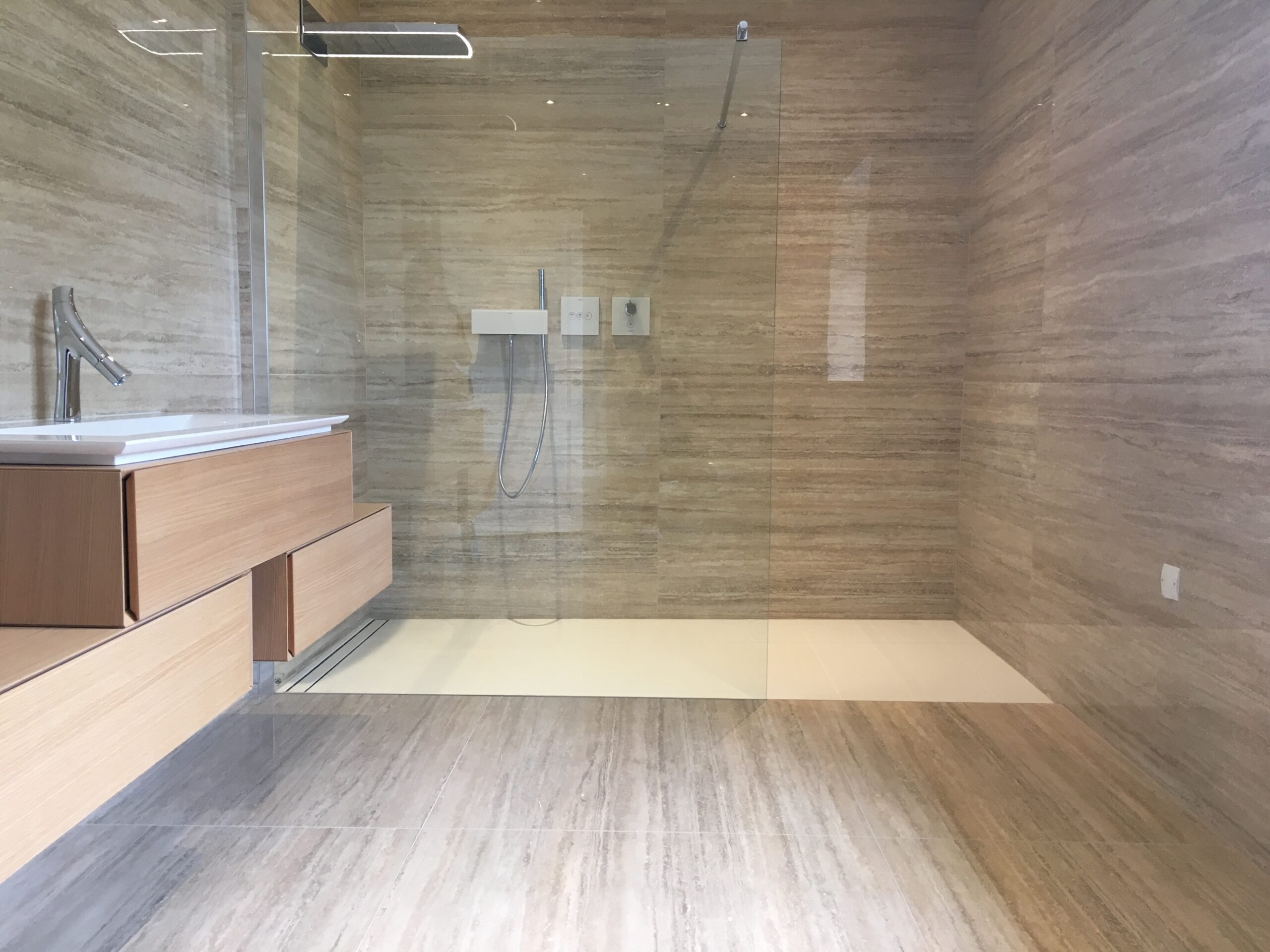 confiez la pose de votre salle de bain à un professionnel qualifié. profitez d'une installation sur mesure, rapide et durable pour un espace moderne et fonctionnel. devis gratuit.