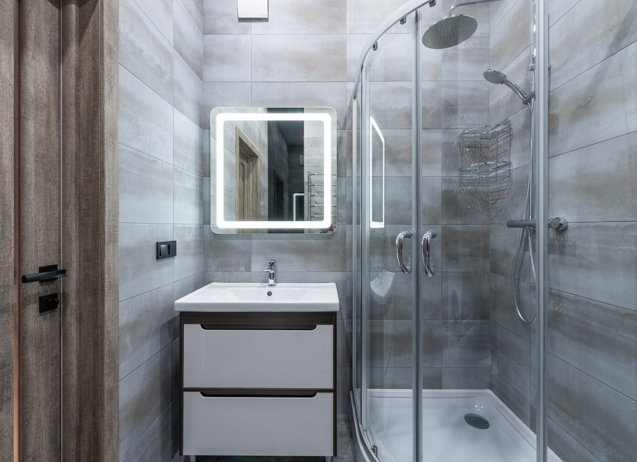 découvrez le prix au m² pour la rénovation ou la création d’une salle de bain : coûts moyens, éléments qui influencent le tarif et conseils pour estimer votre budget travaux.