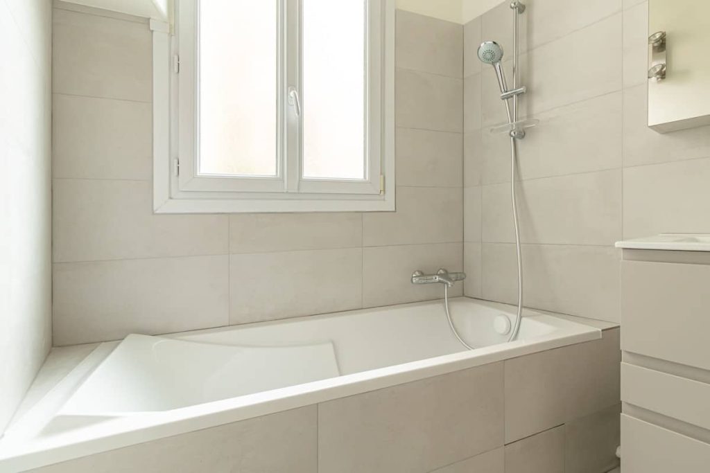 découvrez nos services de rénovation de baignoire à paris : réémaillage, réparation et modernisation pour une salle de bain comme neuve. devis rapide et résultats durables, intervention partout à paris.