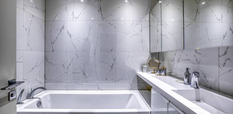offrez une seconde vie à votre salle de bain avec notre service de rénovation de baignoire à paris. intervention rapide, résultat durable et prix attractifs. demandez votre devis gratuit !