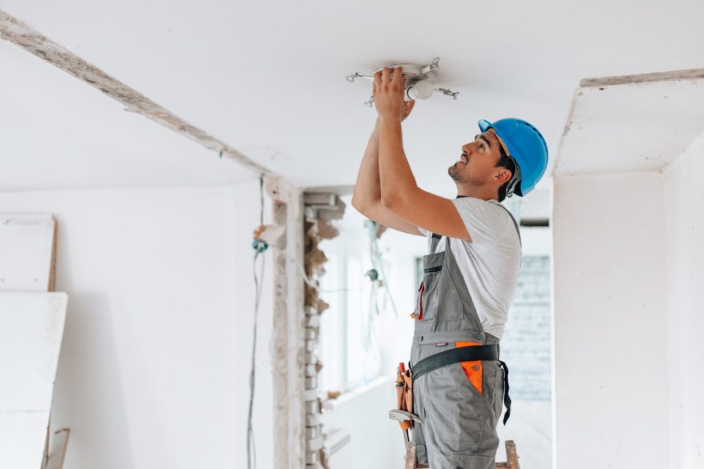 confiez la rénovation électrique de votre logement à des experts qualifiés : modernisation de votre installation, sécurité, conformité aux normes, conseils personnalisés et devis gratuit.