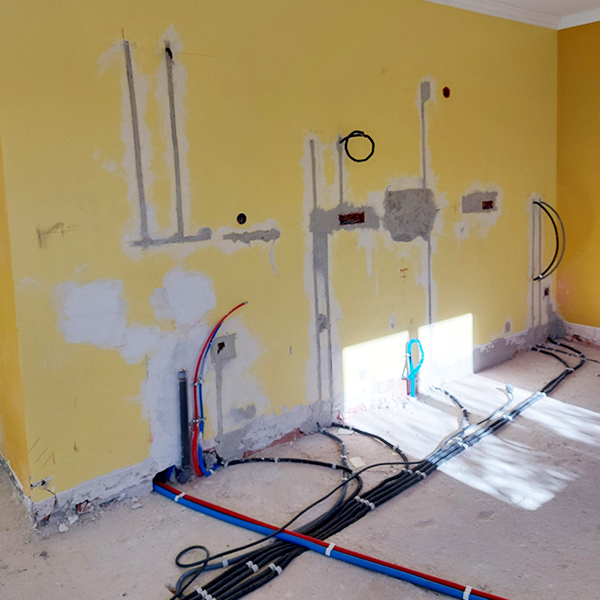confiez vos travaux de rénovation électrique à des experts. mise aux normes, modernisation de votre installation, sécurité et confort assurés. demandez votre devis gratuit !
