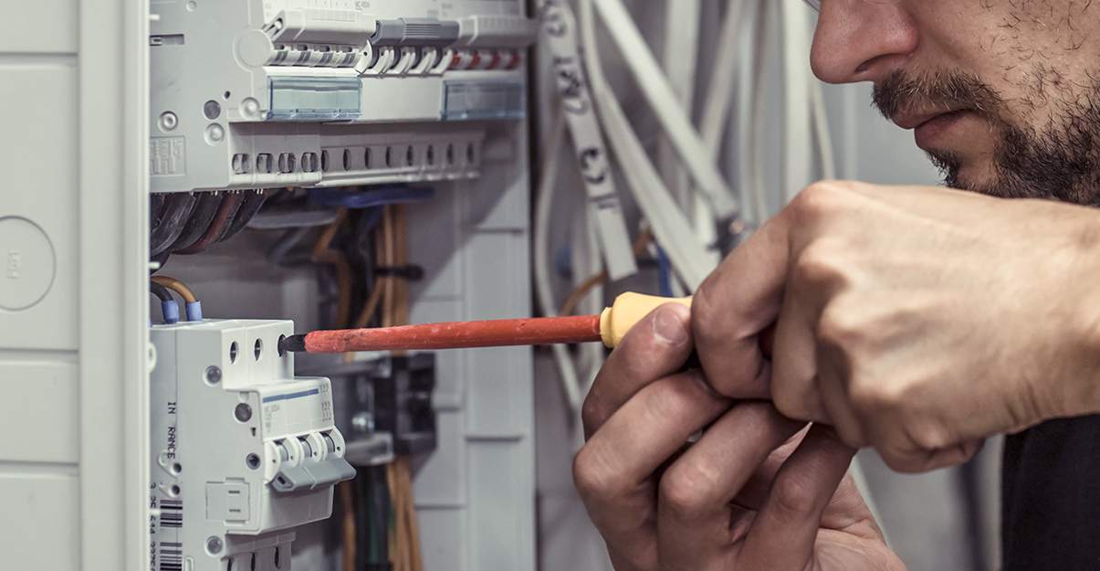 découvrez nos conseils et solutions pour la rénovation électrique : mise aux normes, sécurité, installation et modernisation de votre réseau électrique pour un habitat fiable et performant.