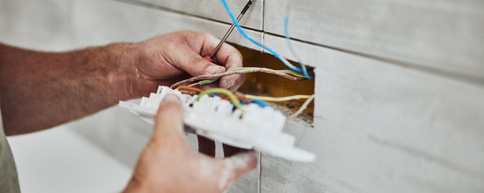 modernisez votre habitation en toute sécurité avec nos services de rénovation électrique : diagnostic, mise aux normes et installation de matériel performant. demandez votre devis gratuit !