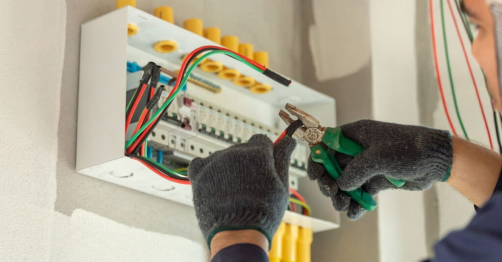 découvrez nos meilleurs conseils pour réussir votre rénovation électrique : sécurité, normes, astuces et étapes clés pour remettre votre installation aux normes et garantir le confort de votre maison.