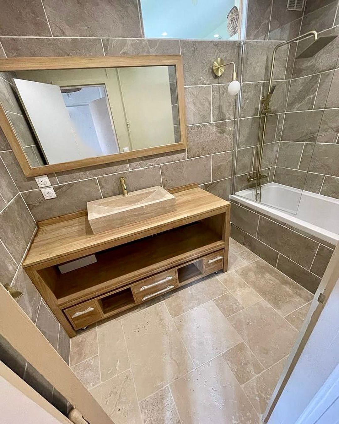 confiez la rénovation de votre salle de bain à des experts : conseils, idées modernes et solutions sur mesure pour transformer votre espace en un lieu fonctionnel et élégant.