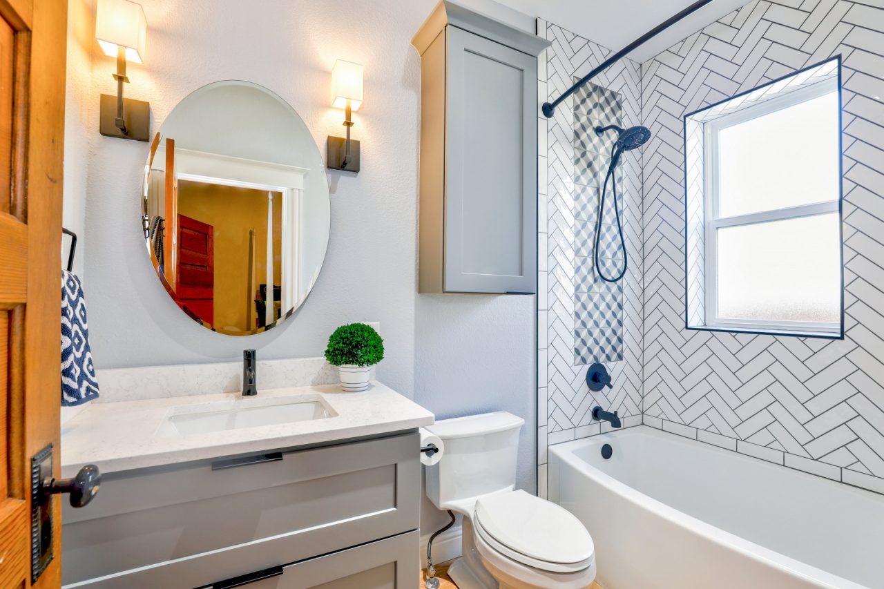 confiez la rénovation de votre salle de bain à un architecte pour un espace moderne, fonctionnel et élégant, réalisé sur-mesure selon vos besoins et envies.
