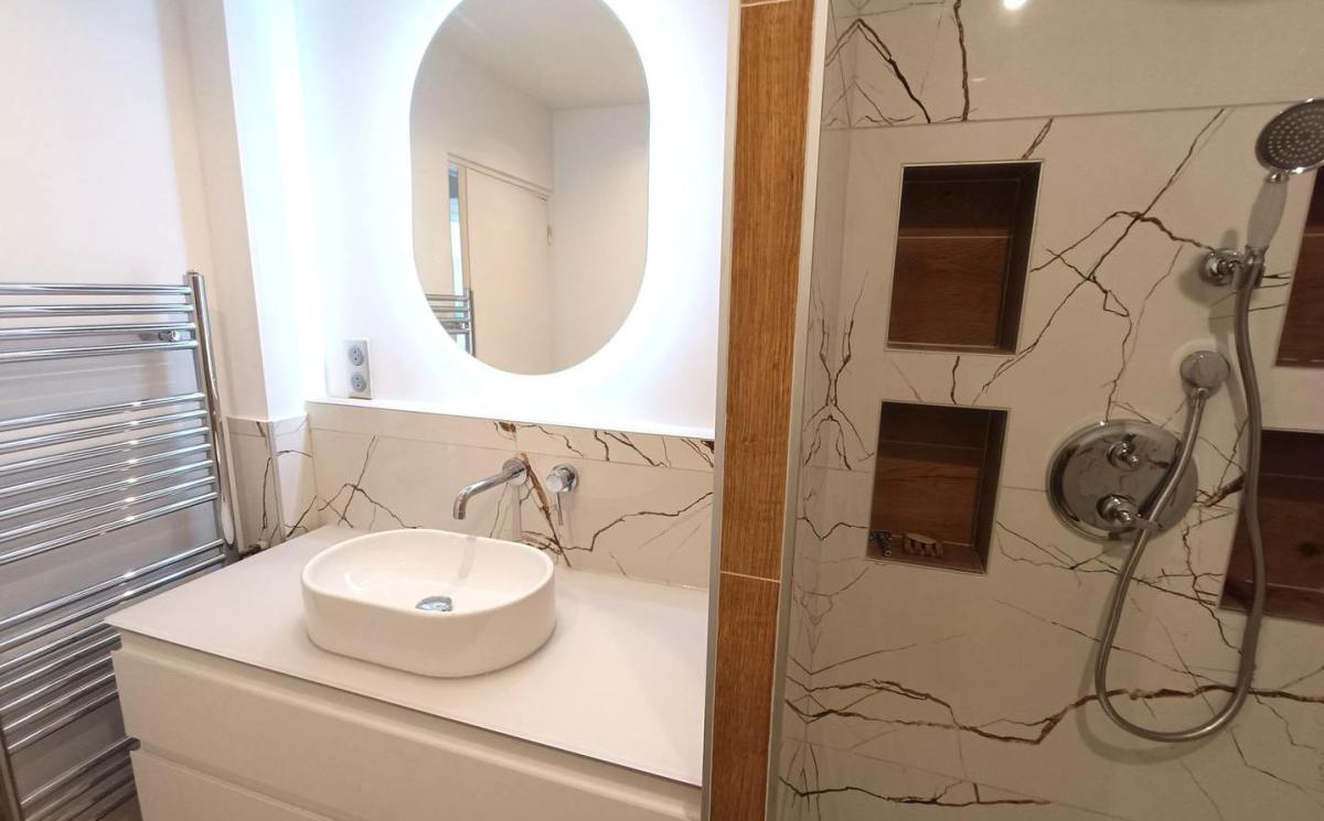 confiez la rénovation de votre salle de bain à un architecte pour un espace moderne, fonctionnel et sur-mesure. découvrez nos conseils pour transformer votre salle d’eau avec style et expertise.