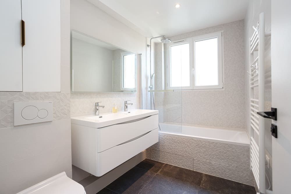 confiez la rénovation de votre salle de bain à des experts en immobilier : solutions sur mesure, optimisation de l'espace et valorisation de votre bien. devis gratuit et accompagnement professionnel.