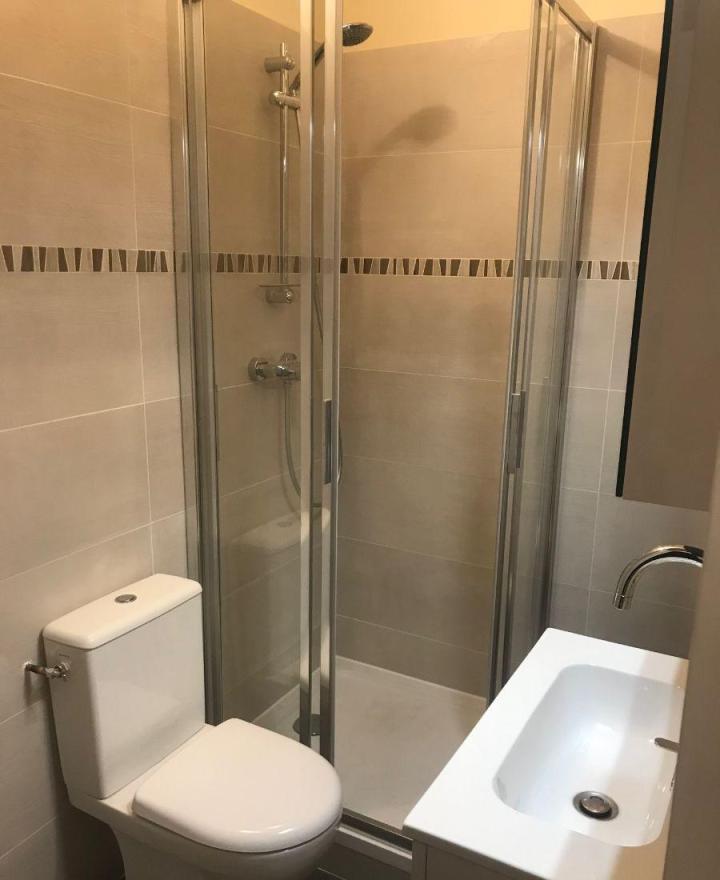 confiez la rénovation de votre salle de bains à paris à des professionnels qualifiés. design moderne, matériaux de qualité et accompagnement sur mesure pour transformer votre espace selon vos envies.