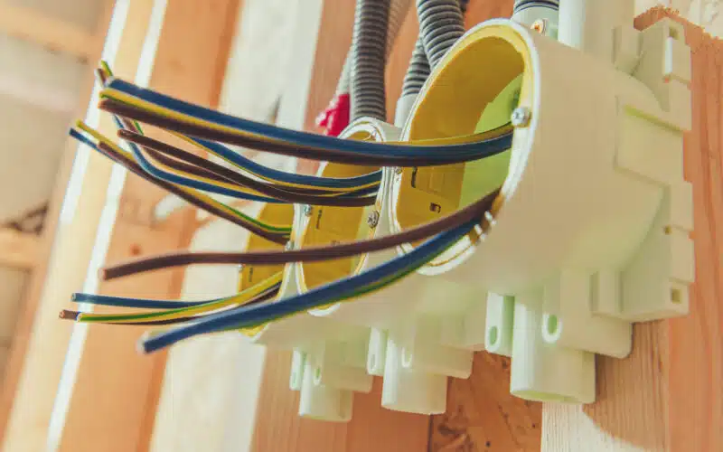 découvrez nos conseils pour rénover l'électricité d'un appartement ancien : normes, sécurité, astuces et budget pour une installation moderne et conforme.
