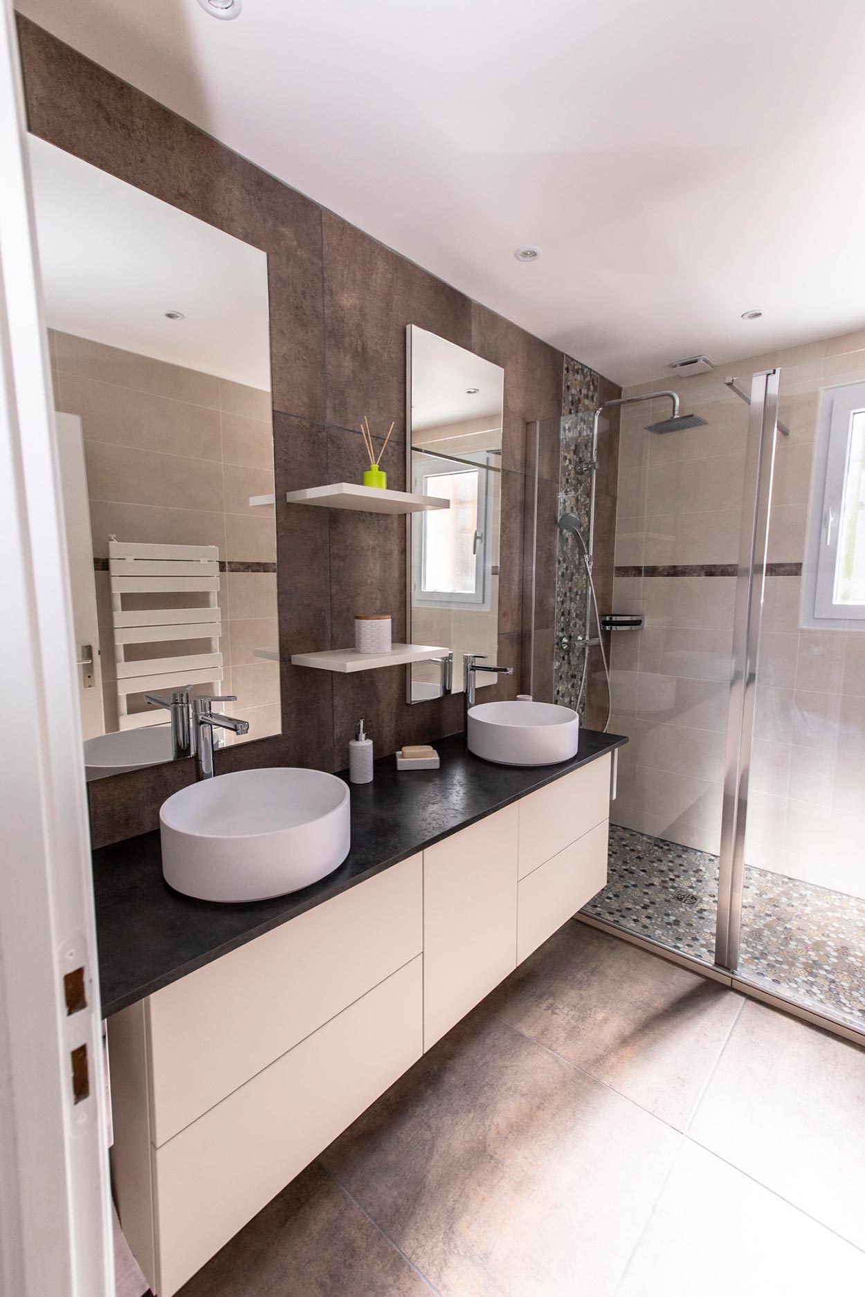 confiez votre projet de salle de bain clé en main à paris à des experts ! rénovation, aménagement et installation sur-mesure : obtenez une salle de bain moderne, fonctionnelle et prête à l'emploi.