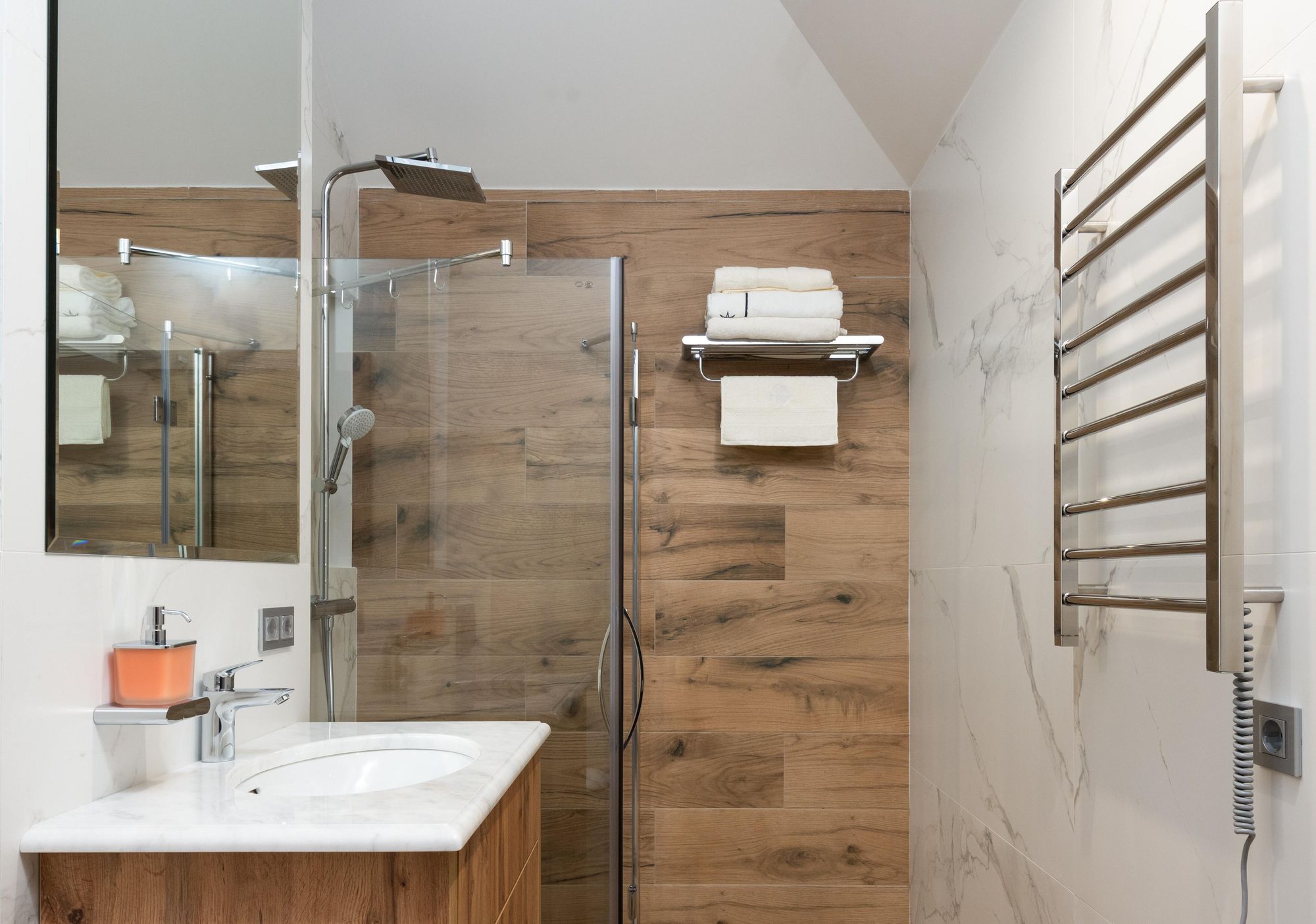 découvrez des idées et conseils pour la transformation de votre salle de bains : modernisez votre espace, optimisez le rangement et profitez d'une pièce élégante et fonctionnelle adaptée à vos besoins.