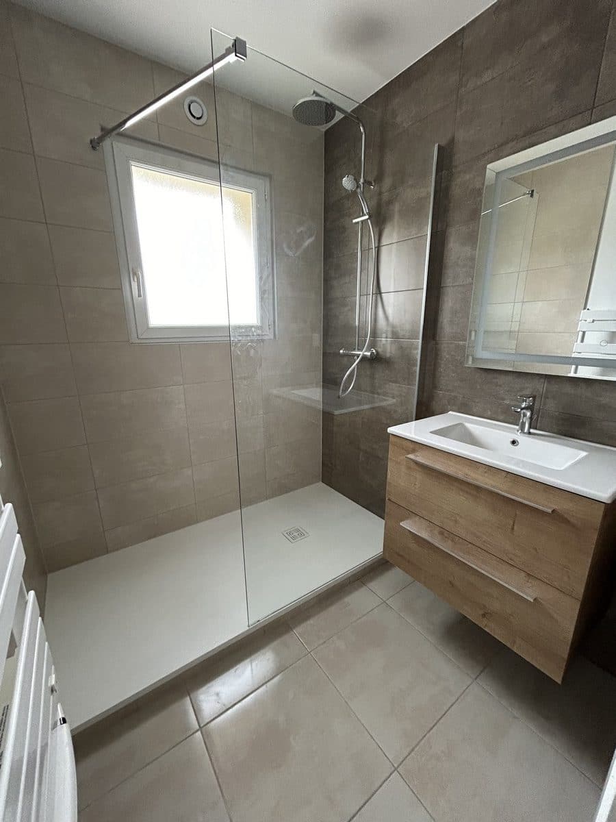 donnez une nouvelle vie à votre espace avec nos conseils et idées pour la transformation de salle de bains : rénovation, aménagement, tendances et astuces pour créer une salle de bains moderne et fonctionnelle.