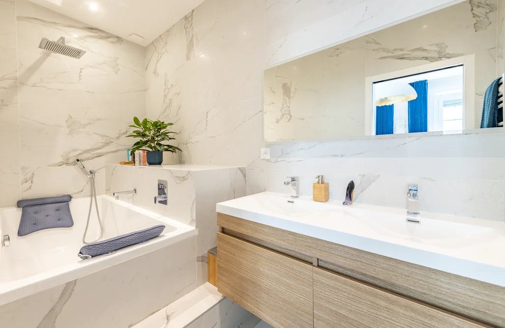 profitez de la tva réduite pour la rénovation de votre salle de bain à paris. découvrez les conditions, avantages et démarches pour bénéficier de ce taux préférentiel sur vos travaux.