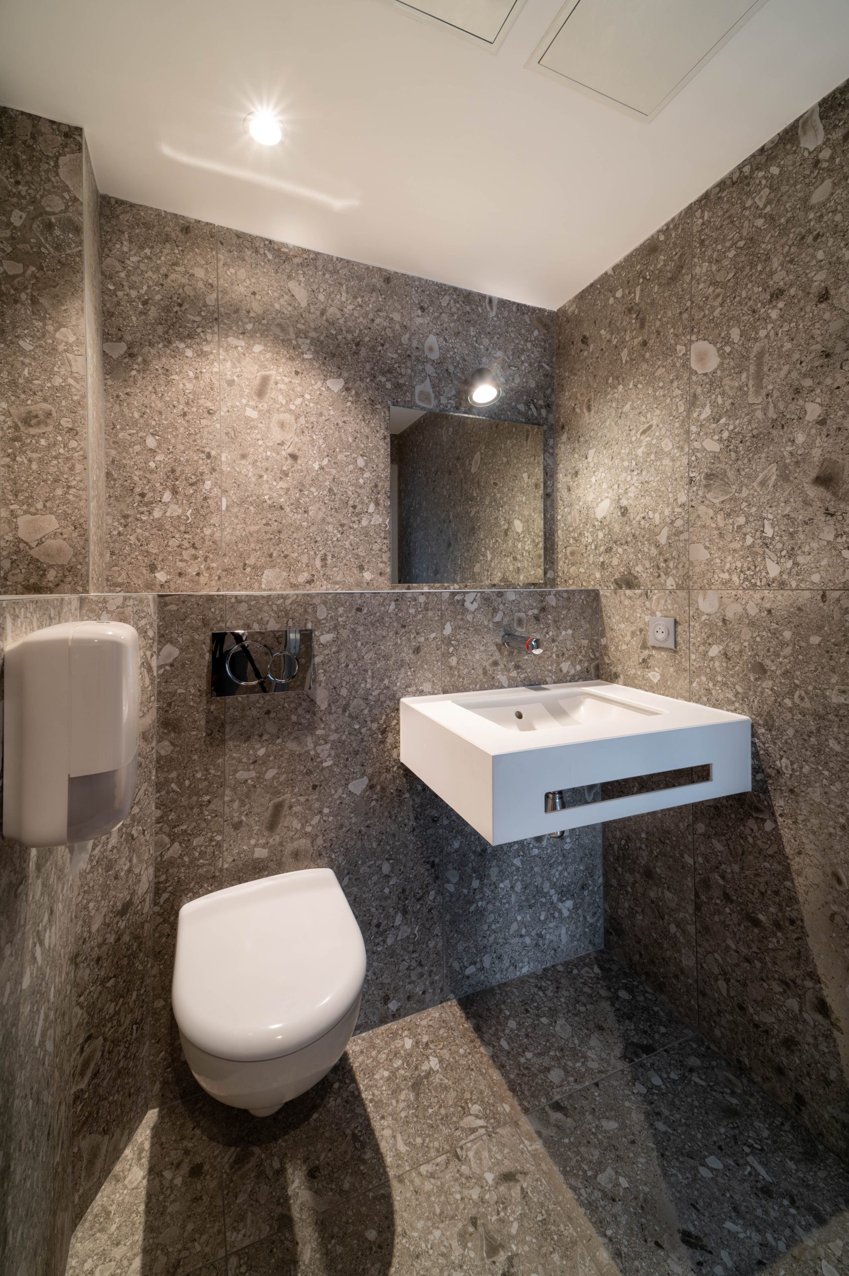 bénéficiez de la tva réduite pour vos travaux de salle de bain à paris. découvrez les conditions, les démarches et les avantages fiscaux pour rénover votre salle de bain à moindre coût.