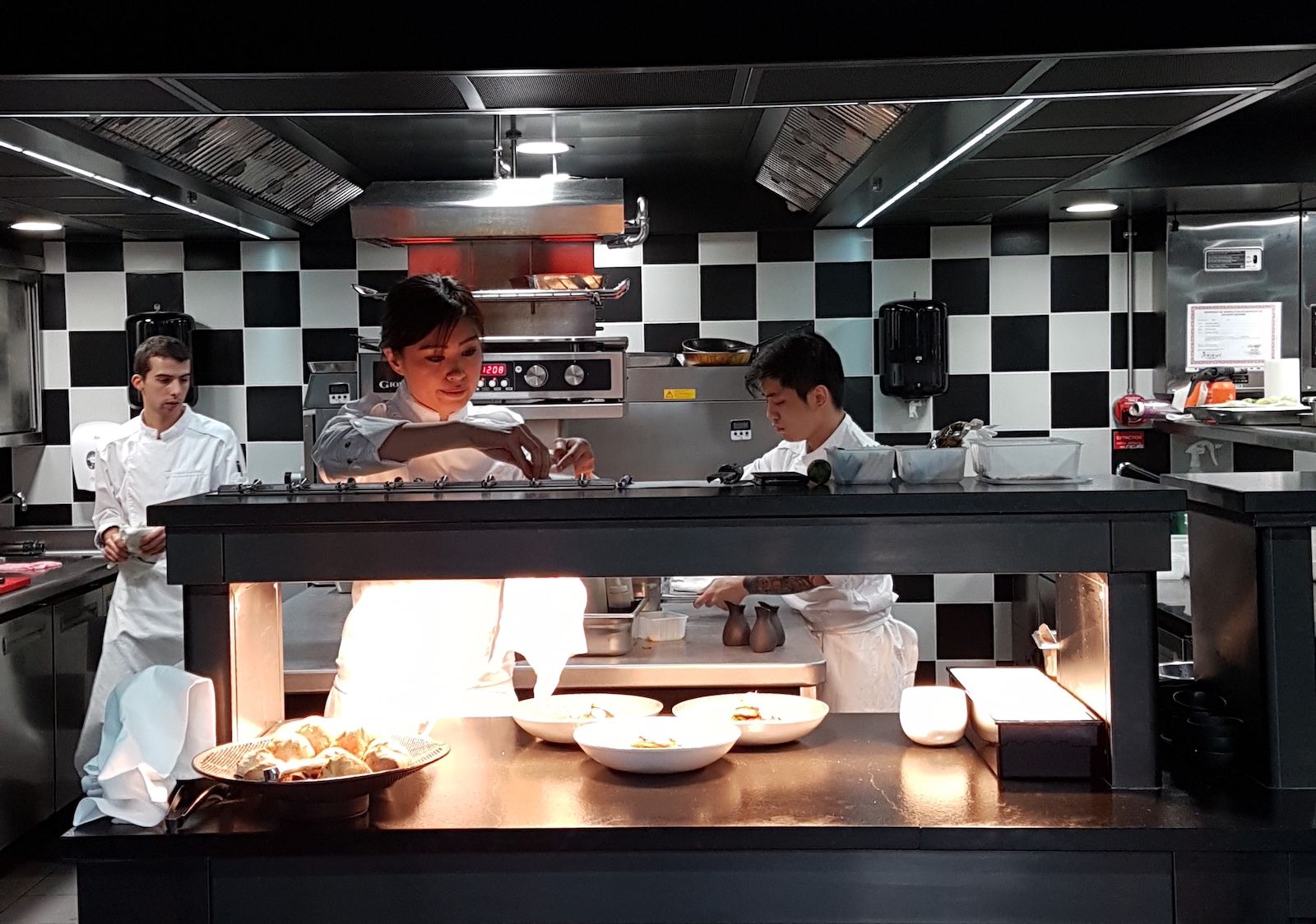 découvrez comment installer une verrière dans votre cuisine à paris pour ajouter du style et de la lumière à votre intérieur. conseils, inspirations et professionnels à votre service.