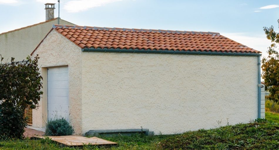 découvrez tout ce qu'il faut savoir sur le coût d'un garage : prix de construction, facteurs influençant le tarif, astuces pour économiser et comparatif des différentes options disponibles.