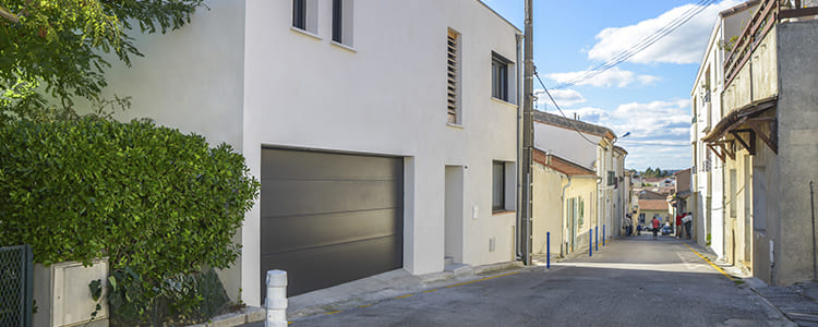 découvrez tout ce qu'il faut savoir sur le coût d'un garage : prix de construction, frais d'entretien, et astuces pour économiser sur votre projet.