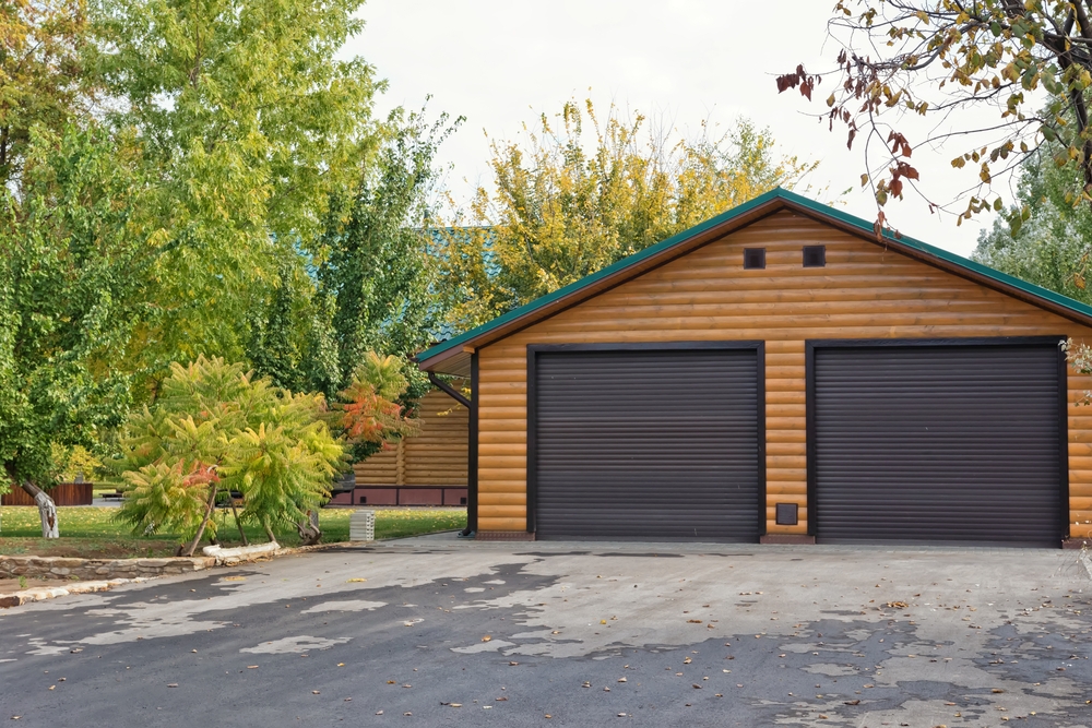 découvrez tout ce qu'il faut savoir sur le coût d'un garage : tarifs de construction, prix d'achat, frais annexes et conseils pour bien estimer votre budget.