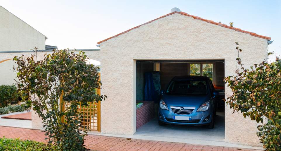découvrez tout ce qu'il faut savoir sur le coût d'un garage : prix de construction, tarifs moyens, facteurs qui influencent le budget et conseils pour économiser lors de votre projet de garage.