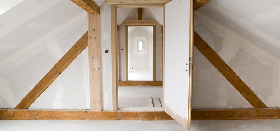 découvrez le coût d'isolation des combles au m², les facteurs qui influencent le prix et des conseils pour optimiser votre budget travaux.