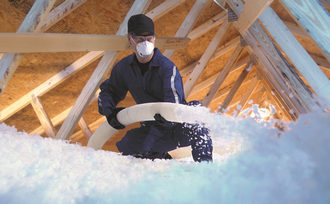 découvrez le coût moyen de l’isolation des combles au m², les facteurs qui influencent le prix et des conseils pour optimiser votre budget de travaux d’isolation thermique.