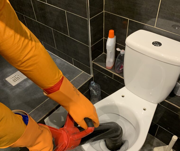 service de débouchage wc rapide et efficace au châtelet-en-brie. intervention 7j/7 pour tous types de sanitaires bouchés, devis gratuit et prix transparents. contactez-nous dès maintenant !