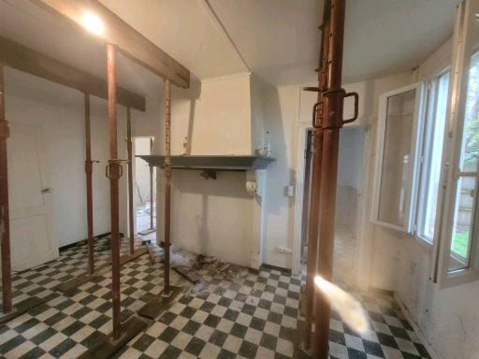découvrez notre guide complet sur la démolition des murs porteurs, avec toutes les mesures de sécurité essentielles pour réussir vos travaux en toute sérénité.