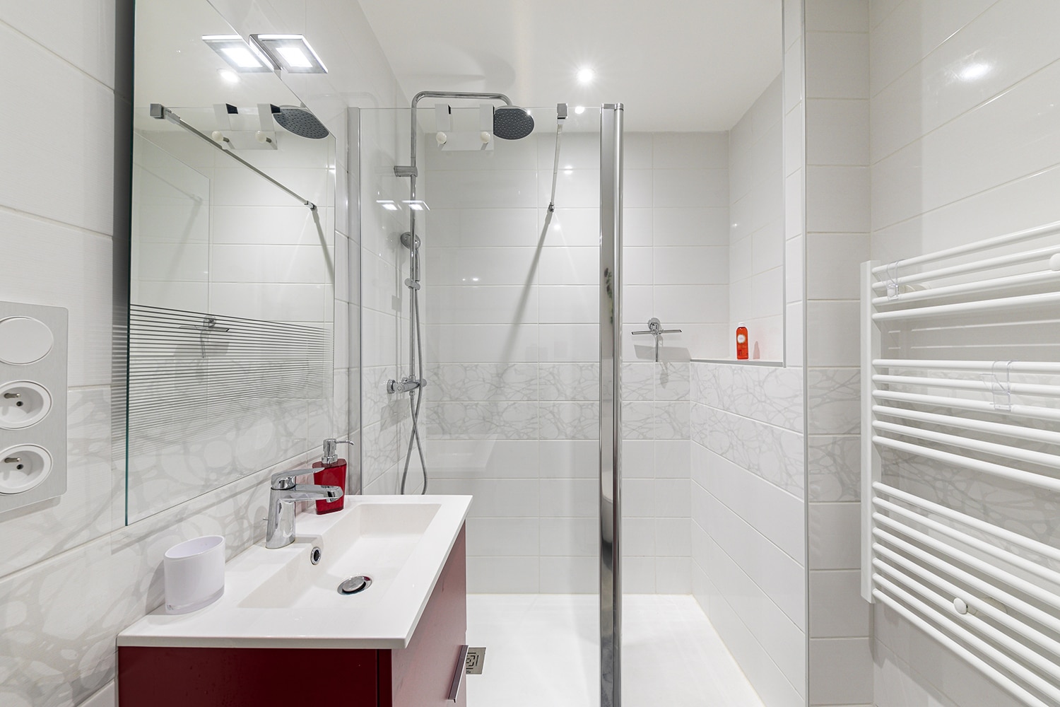 découvrez les dimensions réglementaires indispensables pour la rénovation de votre salle de bain, afin d'assurer confort, sécurité et conformité aux normes en vigueur.