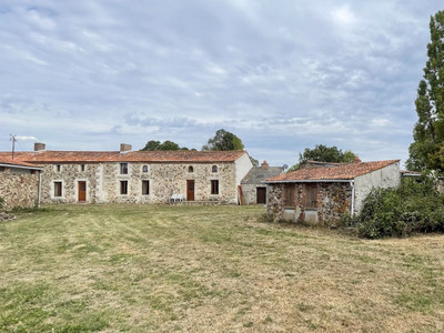 découvrez cette charmante ferme à restaurer près de paris, offrant un fort potentiel pour créer la maison de vos rêves dans un cadre paisible et verdoyant, à seulement quelques minutes de la capitale.
