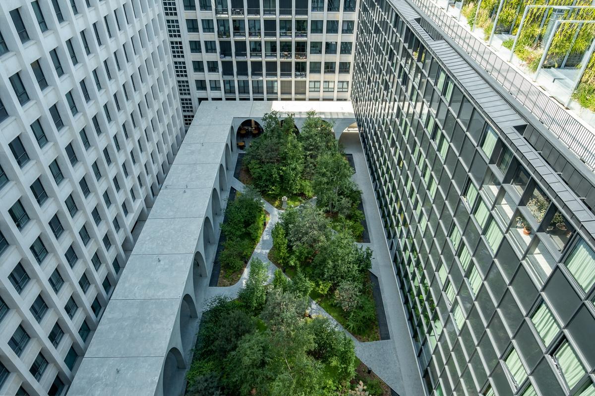 découvrez comment un immeuble de luxe à paris a été rénové et reconverti en habitat social, offrant une nouvelle vision du logement inclusif et moderne dans la capitale.