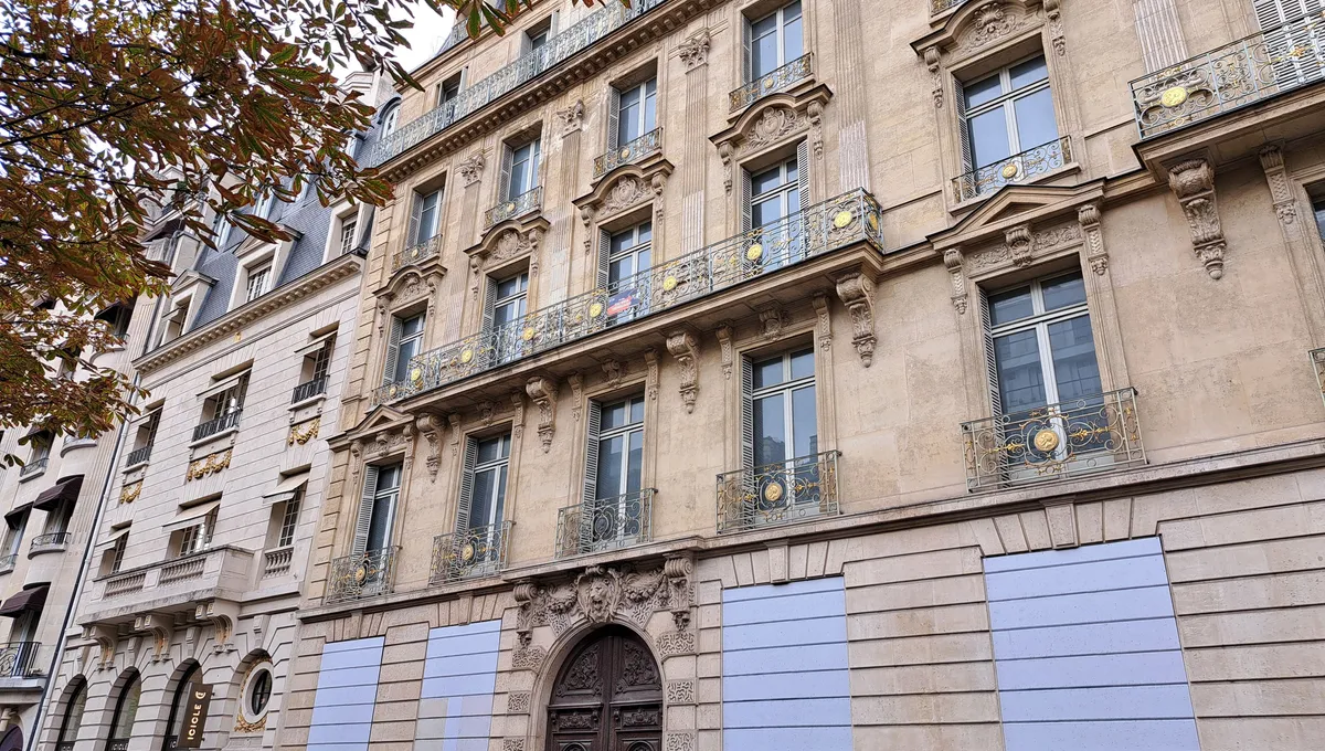 découvrez comment un immeuble de luxe à paris a été réhabilité en logements sociaux, offrant une nouvelle vie à un patrimoine prestigieux tout en favorisant la mixité sociale dans la capitale.