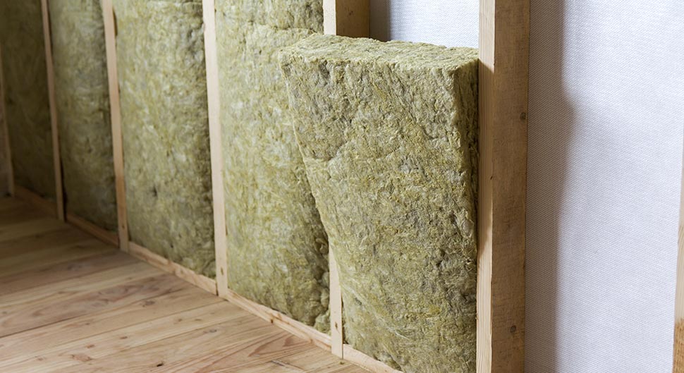 découvrez nos conseils pratiques pour l'isolation avec la laine minérale et améliorez le confort thermique de votre habitation tout en économisant de l'énergie.
