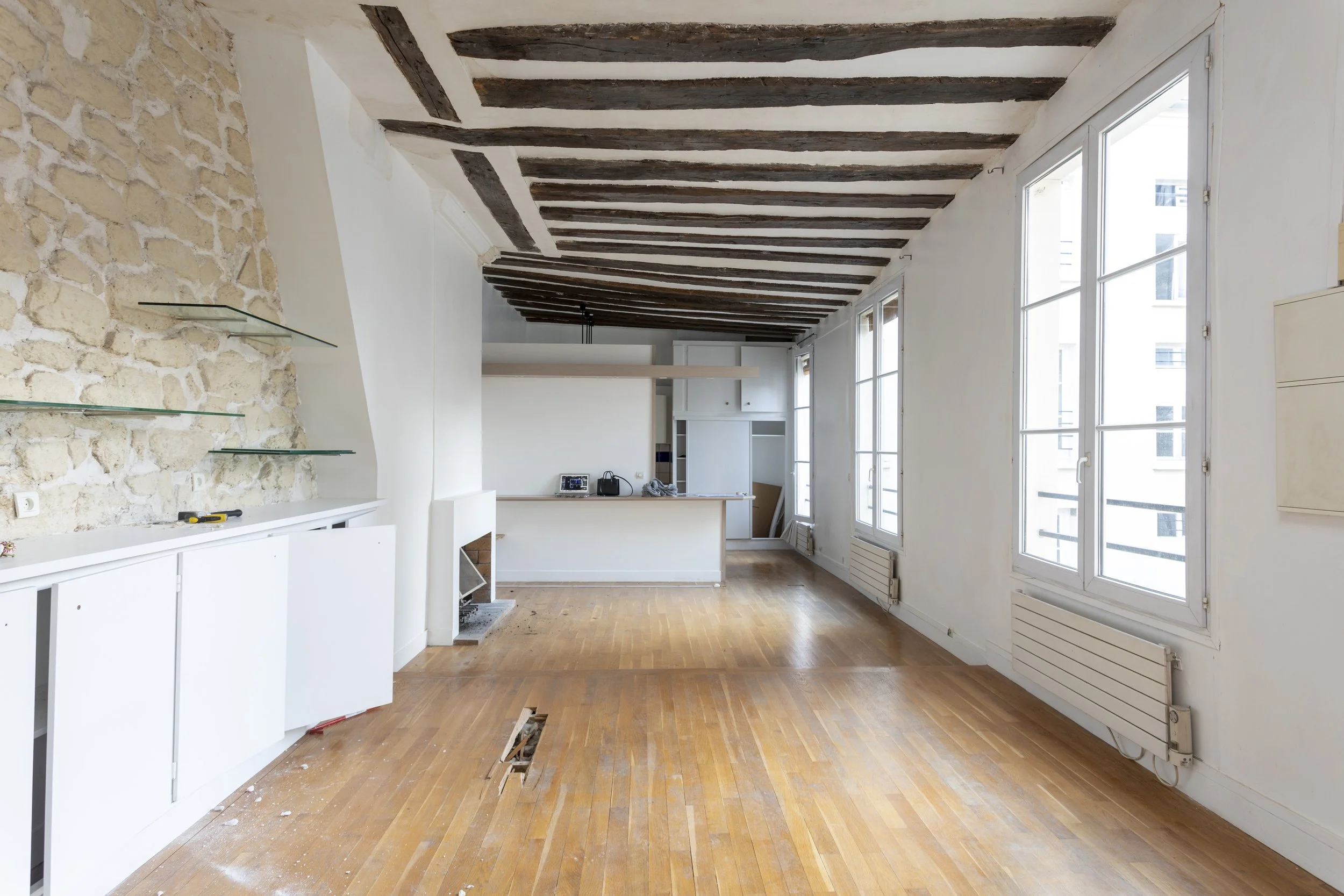 découvrez tout ce qu'il faut savoir sur la rénovation d'appartement en 2024 : estimation des coûts, conseils pour bien gérer votre budget et optimiser vos dépenses.
