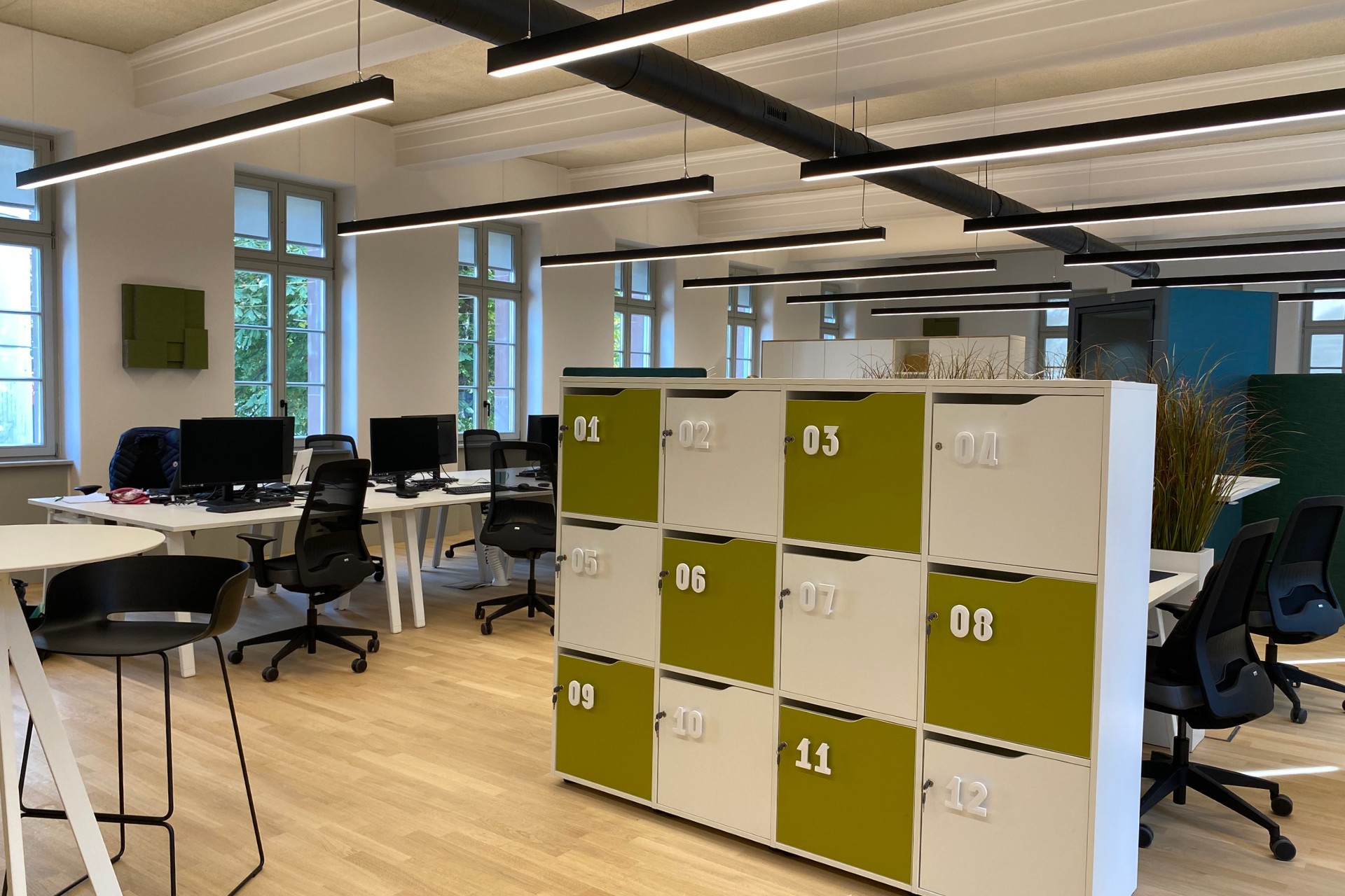 offrez une nouvelle énergie à vos espaces de travail avec nos conseils pour revitaliser vos bureaux et booster la productivité de votre équipe.