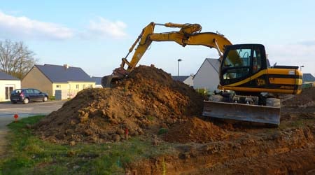 découvrez notre guide complet d'estimation des tarifs de terrassement pour planifier efficacement vos travaux et maîtriser votre budget.