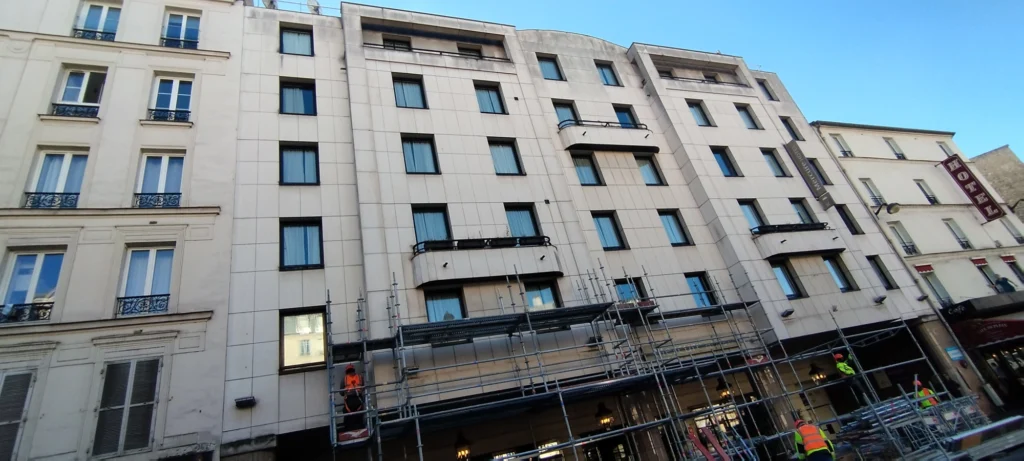 découvrez comment la transformation d'immeubles résidentiels en hôtels à paris contribue à aggraver la pénurie de logements, impactant le marché immobilier et la vie quotidienne des habitants.