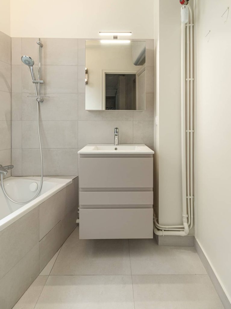 découvrez nos conseils essentiels pour la rénovation de votre salle de bain à paris et transformez votre espace en un lieu moderne et fonctionnel.